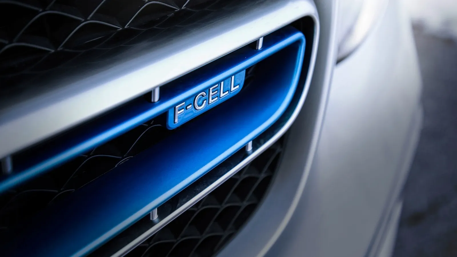 Das Vorserienmodell des neuen Mercedes-Benz GLC F-CELL – neben Wasserstoff wird die rein elektrische Variante des SUV auch Strom „tanken“. // The preproduction model of the new Mercedes-Benz GLC F-CELL - in addition to hydrogen, the all-electric variant of the popular SUV will also run on electricity.